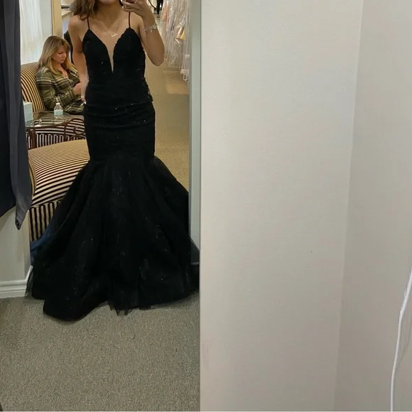 Elegant Black Evening Gown - Picture 4 of 5